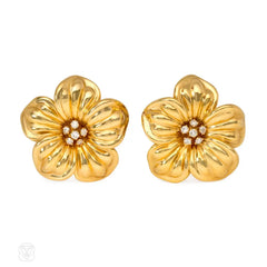 Gold flower earrings, Van Cleef and Arpels, Paris